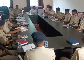 धनबाद एसएसपी ने बैंक मोड़ थाना में शहर के पुलिस पदाधिकारियों के साथ की बैठक, दिए गए कई दिशा निर्देश 