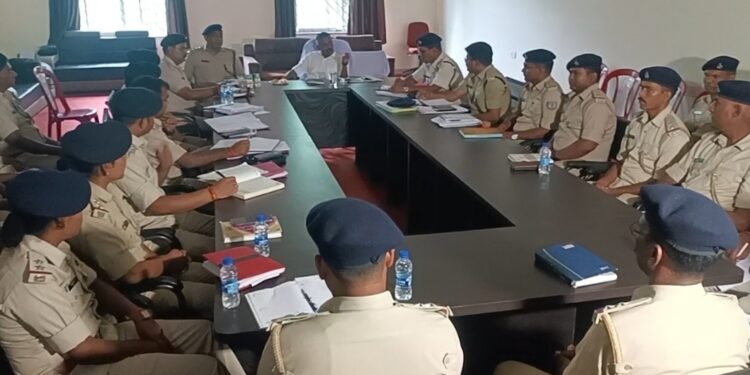 धनबाद एसएसपी ने बैंक मोड़ थाना में शहर के पुलिस पदाधिकारियों के साथ की बैठक, दिए गए कई दिशा निर्देश