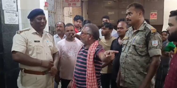 झरिया मातृसदन में गर्भवती महिला की मौत, परिजनो ने अस्पताल पर लापरवाही का लगाया आरोप, जमकर किया हंगमा 