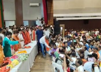 भाजपा का अभिनंदन सह विजय संकल्प सभा में प्रदेश अध्यक्ष के सामने जमकर हंगामा, विधायक राज सिन्हा के खिलाफ भी लगे नारे