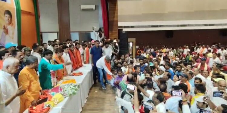 भाजपा का अभिनंदन सह विजय संकल्प सभा में प्रदेश अध्यक्ष के सामने जमकर हंगामा, विधायक राज सिन्हा के खिलाफ भी लगे नारे