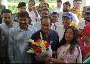 ग्रामीण विकास मंत्री इरफान अंसारी पंहुचे धनबाद, कांग्रेसियो ने किया स्वागत, कहा विभाग में आधी डरे हुए है
