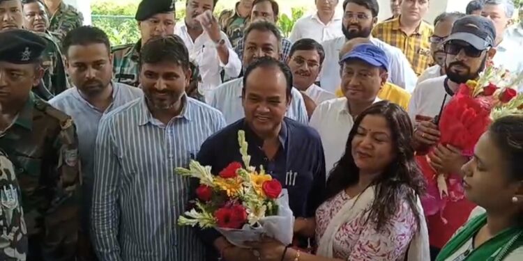 ग्रामीण विकास मंत्री इरफान अंसारी पंहुचे धनबाद, कांग्रेसियो ने किया स्वागत, कहा विभाग में आधी डरे हुए है