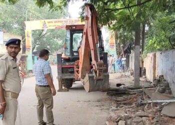 अतिक्रमण कर सड़क किनारे लगे दुकानों पर नगर निगम का चला बुलडोजर