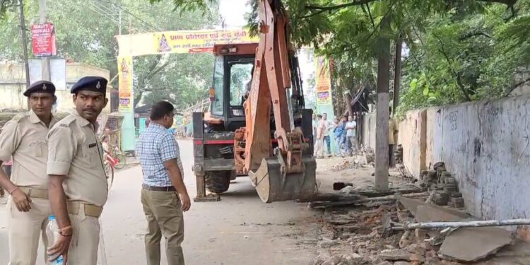 अतिक्रमण कर सड़क किनारे लगे दुकानों पर नगर निगम का चला बुलडोजर
