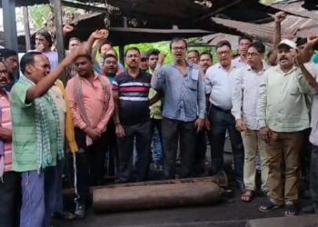 भागाबांध कोलयरी के 3 नंबर से हाजरी मशीन को दूसरी जगह ले जाने का बीसीसीएल कर्मियो ने किया विरोध