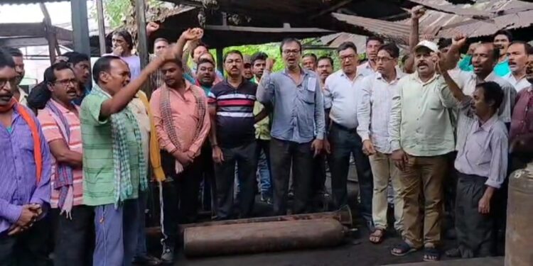 भागाबांध कोलयरी के 3 नंबर से हाजरी मशीन को दूसरी जगह ले जाने का बीसीसीएल कर्मियो ने किया विरोध