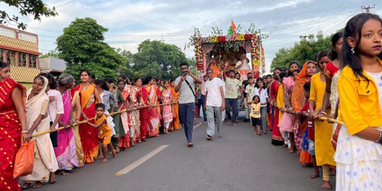 इस्कॉन कुसुम विहार के द्वारा निकाला गया भगवान जगन्नाथ का पूर्ण रथ, भक्त नाचते गाते पंहुचे अलकड़ीहा