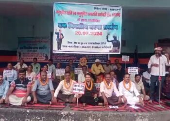 एससी, एसटी कर्मचारी संघ का प्रोन्नती की मांग को लेकर धरना