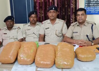 धनबाद पुलिस को मिली बड़ी सफलता, बलियापुर – झरिया रोड से पुलिस ने पिकअप वैन से किया गांजा जब्त