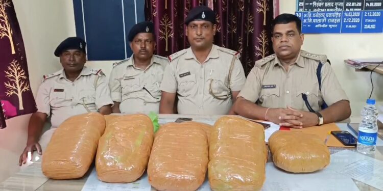 धनबाद पुलिस को मिली बड़ी सफलता, बलियापुर – झरिया रोड से पुलिस ने पिकअप वैन से किया गांजा जब्त