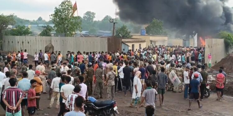 सुशी केंप में हॉलपेक से युवक की कुचलने से मौत के बाद शव छिपाना का आरोप, लोगो में भारी आक्रोश, कई भारी वाहन को फूंका, पत्थरबाजी, लाठीचार्ज