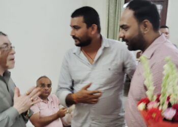 भाजपा युवा नेता अभिषेक सिंह नवनियुक्त राज्यपाल संतोष गंगवार से मिल दी बधाई