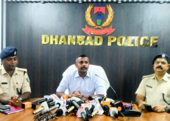 धनबाद जिला पुलिस ने देर रात विषेश अभियान चला कर 105 अपराधी को किया गिरफ्तार