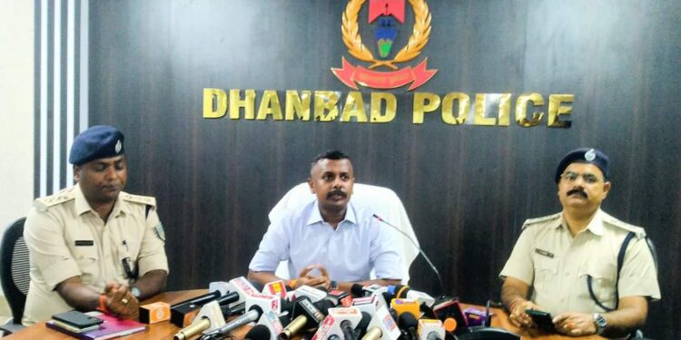 धनबाद जिला पुलिस ने देर रात विषेश अभियान चला कर 105 अपराधी को किया गिरफ्तार