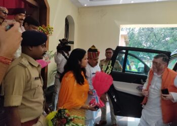 झारखंड के राज्यपाल पहुंचे धनबाद परिसदन,उपायुक्त ने किया स्वागत