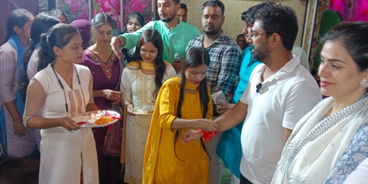 रक्षा बंधन उत्सव में समाजसेवी मयूर शेखर झा हुए शामिल, बहनों ने कलाई पर बांधी राखी