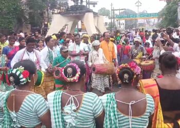 विश्व आदिवासी दिवस पर निकली शोभायात्रा, मांदर की थाप पर थिरके महिला – पुरुष