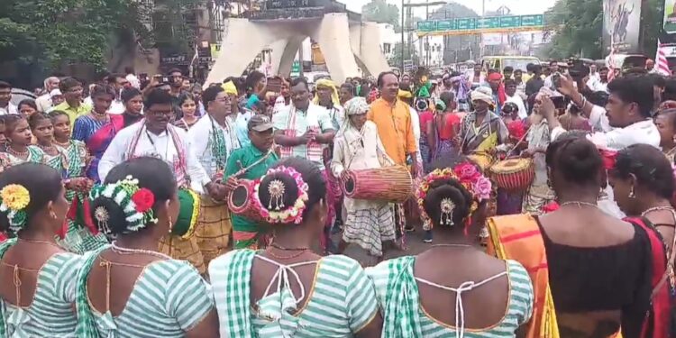 विश्व आदिवासी दिवस पर निकली शोभायात्रा, मांदर की थाप पर थिरके महिला – पुरुष