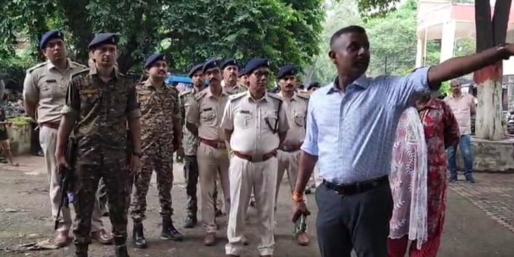 एसएसपी ने धनबाद थाना और महिला थाना का किया निरीक्षण, दिए कई दिशा निर्देश