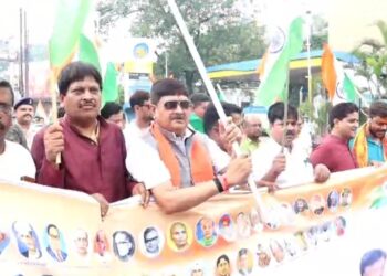 भाजपा विधायक राज सिन्हा के नेतृत्व में निकाला गया 5 किमी पैदल तिरंगा यात्रा