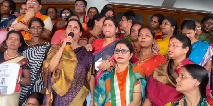 धनबाद जिला महिला मोर्चा की ओर से सैकड़ो महिलाएं समाहरणालय पंहुच किया आक्रोश प्रदर्शन