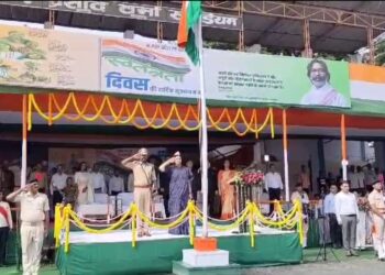 धनबाद में उपायुक्त ने रणधीर वर्मा स्टेडियम में किया झंडोत्तोलन, परेड की ली सलामी, किया संबोधन