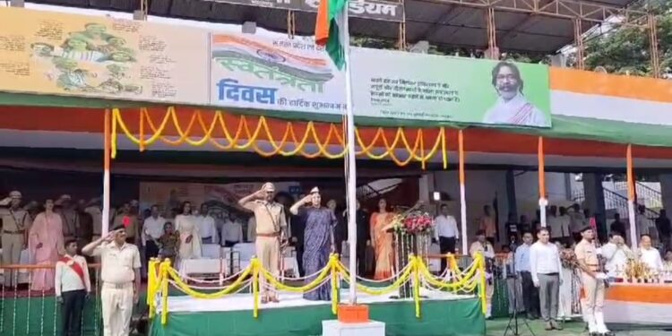 धनबाद में उपायुक्त ने रणधीर वर्मा स्टेडियम में किया झंडोत्तोलन, परेड की ली सलामी, किया संबोधन