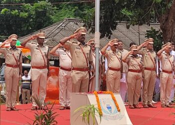 धनबाद एसएसपी ने स्वतंत्रता दिवस पर पुलिस केंद्र में किया ध्वजारोहण, जिले वासियों को दी शुभकामनायें, जवानों का बढ़ाया हौसला