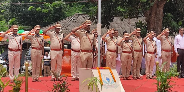 धनबाद एसएसपी ने स्वतंत्रता दिवस पर पुलिस केंद्र में किया ध्वजारोहण, जिले वासियों को दी शुभकामनायें, जवानों का बढ़ाया हौसला