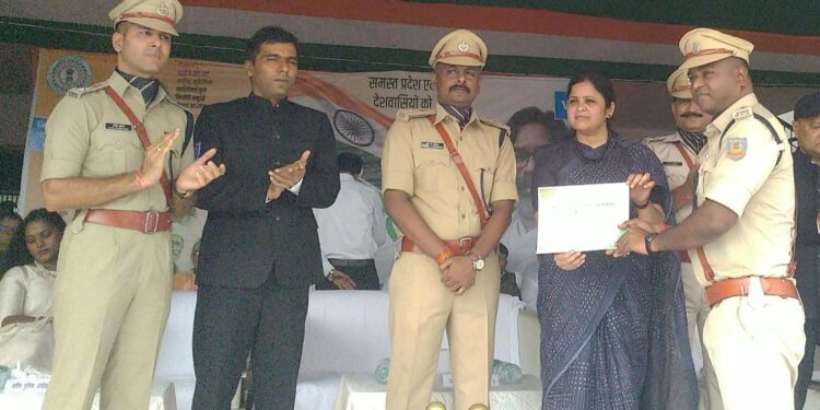 डीएसपी 2 संदीप कुमार गुप्ता सहित अन्य हुए सम्मानित