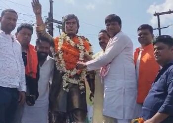 शहीद मनिंद्रनाथ मंडल की 75वीं जयंती पर सांसद ढुल्लू महतो सहित कई राजनीतिक, सामाजिक संगठन के लोगों ने दी शद्धांजलि