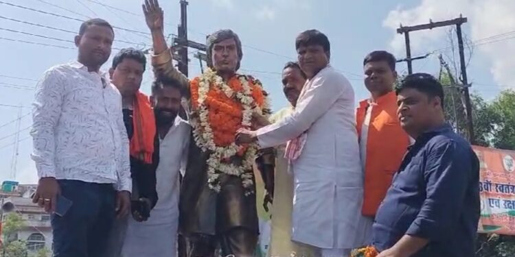शहीद मनिंद्रनाथ मंडल की 75वीं जयंती पर सांसद ढुल्लू महतो सहित कई राजनीतिक, सामाजिक संगठन के लोगों ने दी शद्धांजलि