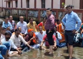 ढाई घण्टे तक गन्दे पानी मे जल सत्याग्रह पर बैठे विधायक राज सिन्हा,नगर आयुक्त ने समाधान का दिया भरोसा