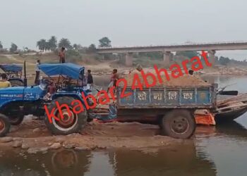 धनबाद के पूर्वी टुंडी और निरसा थाना क्षेत्र के दामोदर नदी घाट से प्रतिदिन हो रहा करोड़ो रुपए अवैध बालू का खेल