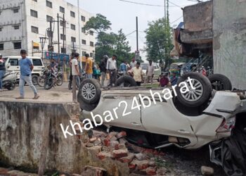 धनसार में दीवार तोड़कर पलटी कार, घटना की जांच में जुटी पुलिस, कार सवार को गंभीर चोट की आशंका