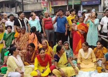 धनबाद के करकेंद में युवती से छेड़खानी, विरोध में सड़क जाम, कोलकाता से एग्जाम देकर लौट रही थी घर