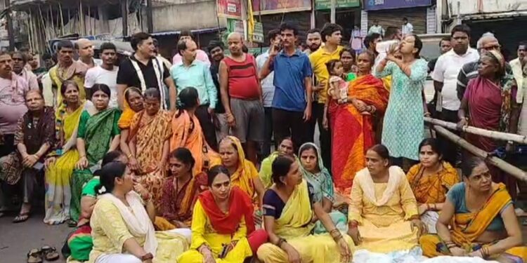 धनबाद के करकेंद में युवती से छेड़खानी, विरोध में सड़क जाम, कोलकाता से एग्जाम देकर लौट रही थी घर