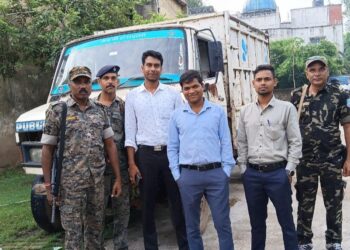 240 घनफीट अवैध बालू लदे 3 टाटा 407 जब्त, एफआइआर दर्ज