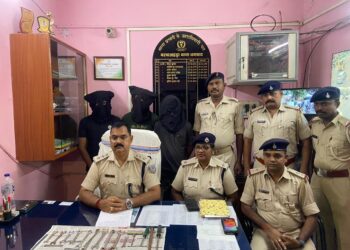चोरी की बाइक के साथ मास्टर माइंड समेत 3 गिरफ्तार, चाउमीन की दुकान पर करता था प्लानिंग
