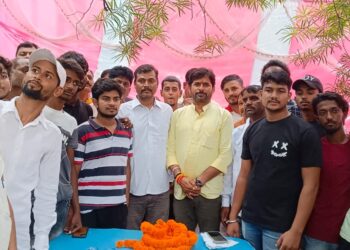 कुंभनाथ सिंह पंहुचे मनईटांड़ कुम्हार पट्टी, समस्या के समाधान की दिया भरोसा