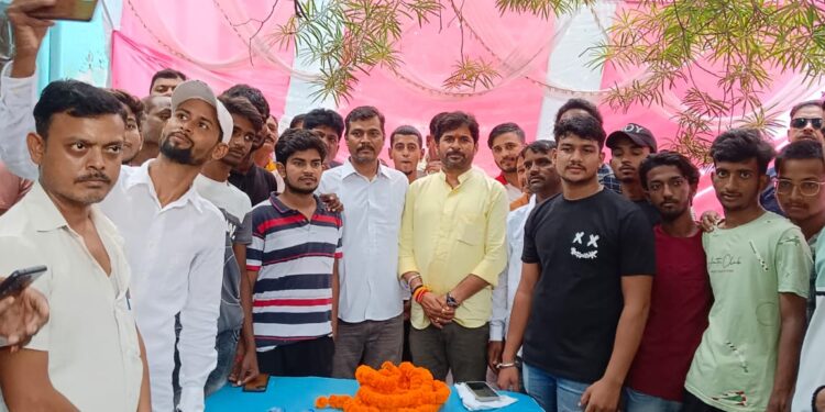 कुंभनाथ सिंह पंहुचे मनईटांड़ कुम्हार पट्टी, समस्या के समाधान की दिया भरोसा