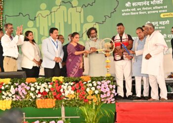 मुख्यमंत्री ने 36996 लाभुकों को सौंपा जॉब ऑफर लेटर, 178 करोड़ से अधिक के योजनाओं दी सौगात