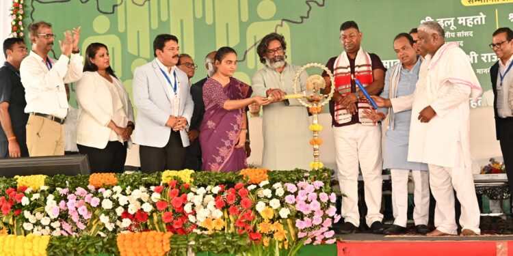 मुख्यमंत्री ने 36996 लाभुकों को सौंपा जॉब ऑफर लेटर, 178 करोड़ से अधिक के योजनाओं दी सौगात