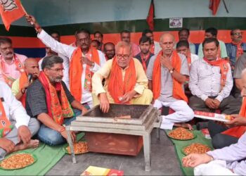 भाजपा का एक गुट अपनी ही पार्टी के जिला अध्यक्ष के खिलाफ किया शुद्धिकरण हवन