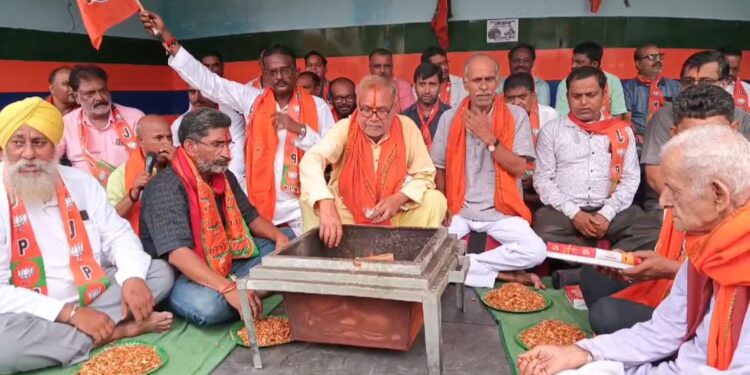 भाजपा का एक गुट अपनी ही पार्टी के जिला अध्यक्ष के खिलाफ किया शुद्धिकरण हवन