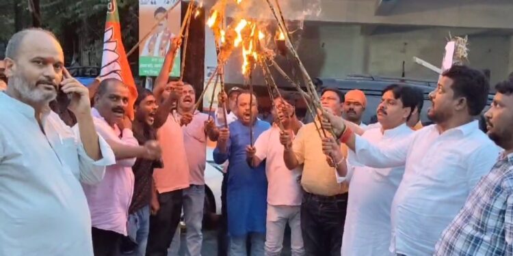 उत्पाद सिपाही भर्ती में अभ्यर्थियों की मौत के विरोध में भाजयुमो का मशाल जुलूस