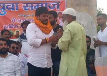 कुंभानाथ सिंह ने केंदुआ 4 नंबर बस्ती का किया दौरा, पानी सहित अन्य समस्या से लोगो ने कराया अवगत