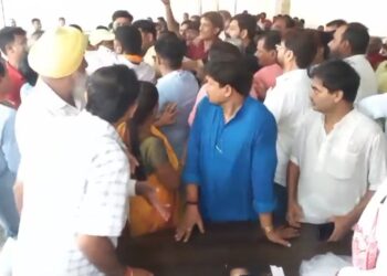 विधानसभा प्रत्याशी के रायशुमारी, वोटिंग कार्यक्रम में जमकर बवाल, पैसे बांटने के भी लगे आरोप