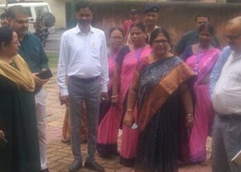 प्रमंडलीय आयुक्त ने धनबाद जिला के विभिन्न मतदान केंद्रों का लिया जायजा, दिया जरूरी दिशा – निर्देश